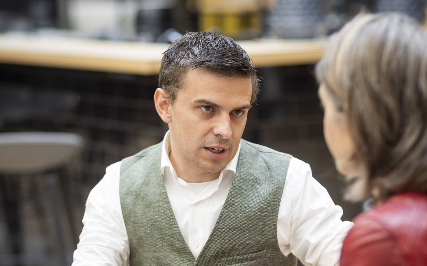 Ondernemer in gesprek met een private-equitypartij aan de onderhandeltafel