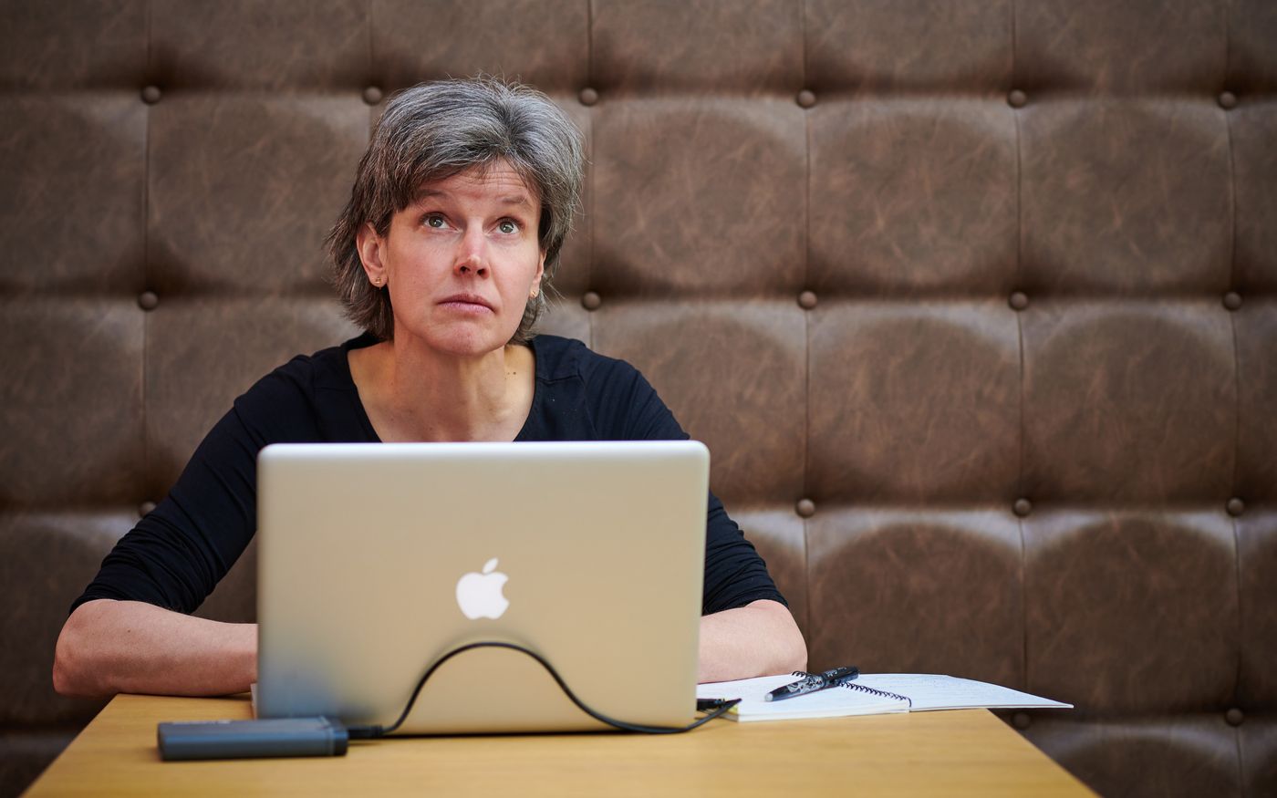 Ondernemer en adviseur bekijken achter de laptop de verkoop van een licentiemodel