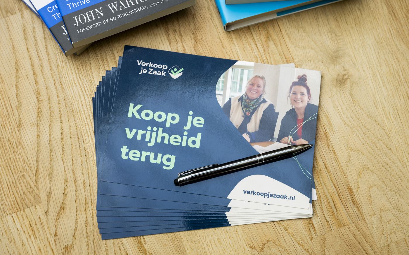 Brochure Koop je vrijheid terug met pen op tafel als start van een exitplan