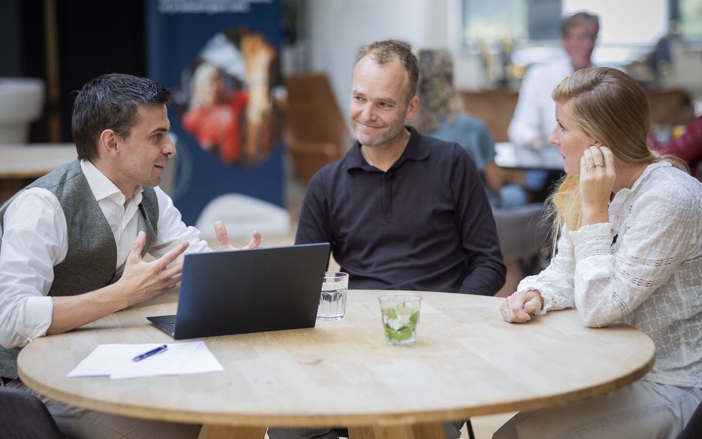 Adviseur en investeerder bespreken de verkoop aan private equity
