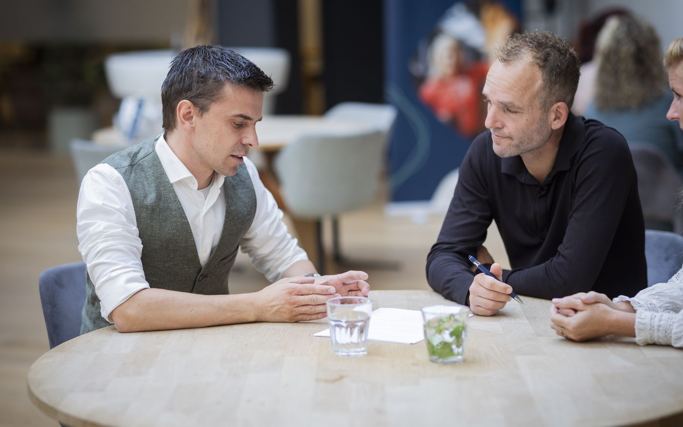 Twee compagnons in gesprek over een verschil van inzicht rond de verkoop