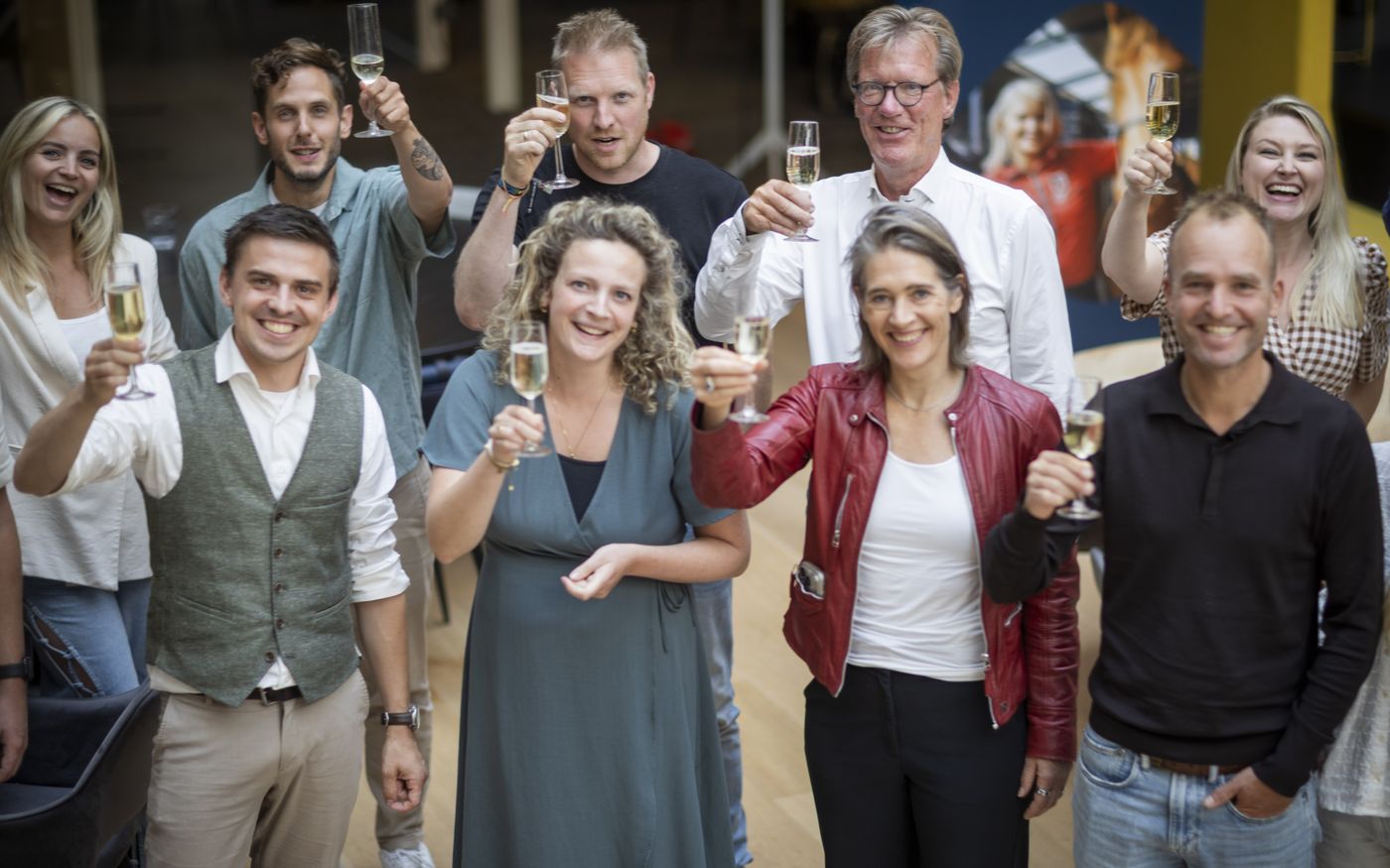 Ondernemers proosten op een verkoop die op het juiste moment werd ingezet