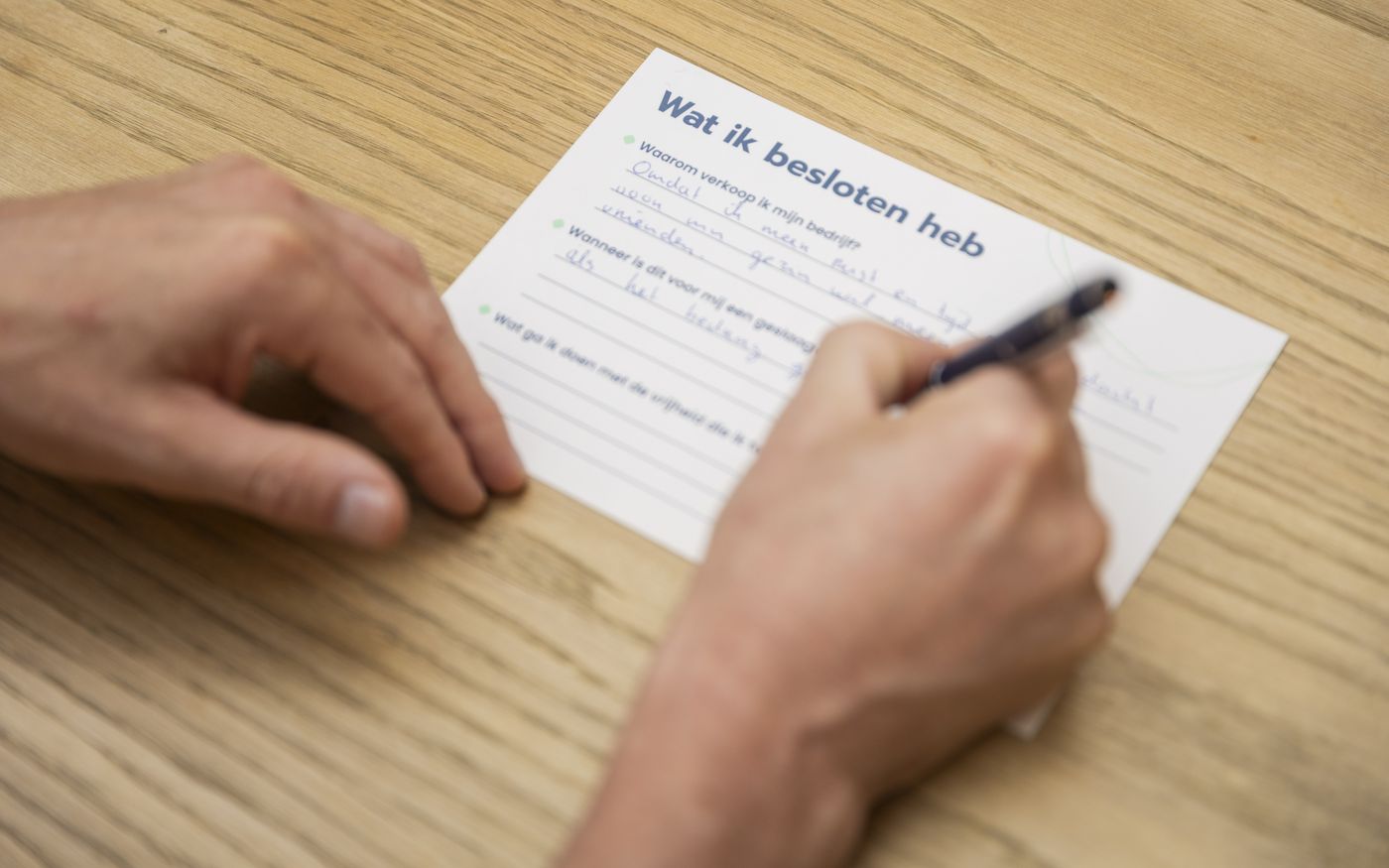 Adviseur licht normalisatieposten toe met aantekeningen op papier
